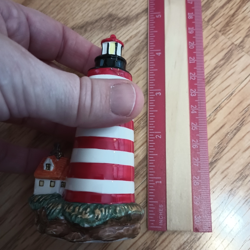 Vintage. Never Used. Lighthouse Salt & Pepper Shakers. 1999 - Picture 6 of 7